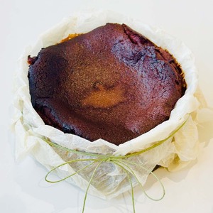 焦がしバスクチーズケーキ 5号(直径15cm) チーズケーキ 洋菓子 焼き菓子 ケーキ クリームチーズ 生クリーム スイーツ デザート 濃厚 なめらか 絶品 お取り寄せ 真っ黒焦げ【R01214】