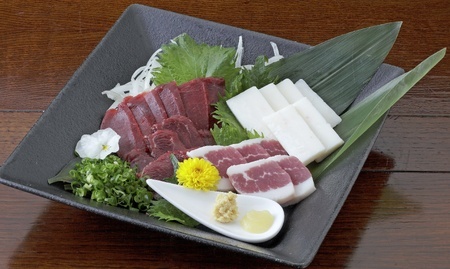 熊本 馬刺し 3種盛り 200g （赤身 50g×2個・ コーネ ・ フタエゴ 各50g×1個 ）