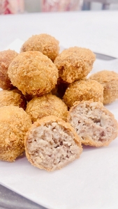 （冷凍） 松阪牛入りミンチボール 15個入×2箱 b-104 ／ 瀬古食品 霜ふり本舗 牛肉 松阪肉 ミンチカツ 名産 ブランド ギフト箱入 お弁当 おかず 人気 三重県 大紀町
