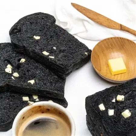 お餅のような食べ応え!竹炭を使用した”真っ黒な”竹炭食チーズ食パン(半斤)【配送不可地域：離島・北海道・沖縄県】【1474491】