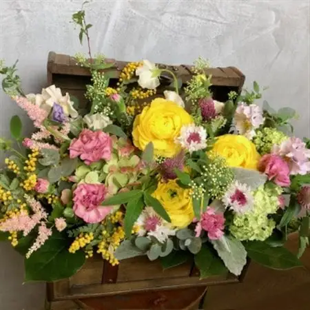 大きなトレジャーBOXのフラワーアレンジメント_花・観葉植物  花 _【配送不可地域：離島・北海道・九州】【1556862】