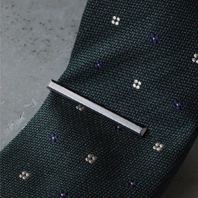 ４面カットネクタイピン シルバーカラー