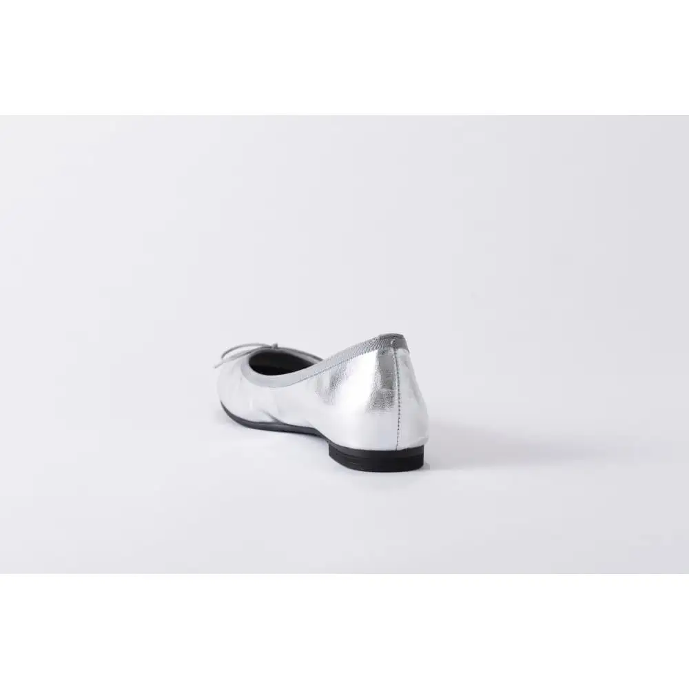 美脚に導く骨盤ケアシューズyui エナメル ライトシルバー【サイズ24.0cm】