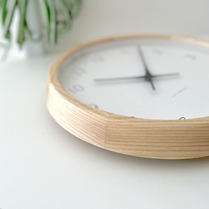 KATOMOKU muku round wall clock 7≪km-60NARC≫ホワイトアッシュの無垢材の木枠電波時計(ナチュラル)【B-25】
