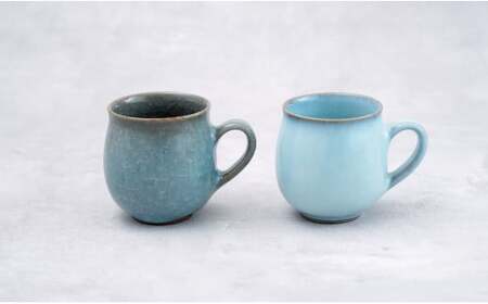 有田焼 貫入月白丸マグカップ 2色セット【梶原大敬 茂正工房】器 うつわ 食器 マグカップ マグ カップ コップ コーヒーマグ 2個 セット ペア 青磁 貫入 月白 青 作家 手づくり 手仕事 ろくろ シンプル 電子レンジ対応 A50-264