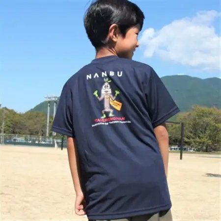【限定】宮西達也先生『タケノコマン』デザインこどもTシャツ　ネイビー　JS　(男女兼用)【1561354】