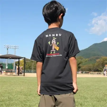 【限定】宮西達也先生『タケノコマン』デザインこどもTシャツ　ブラック　JS　(男女兼用)【1561358】