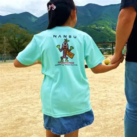 【限定】宮西達也先生『タケノコマン』デザインこどもTシャツ　エメラルド　JS　(男女兼用)【1561377】
