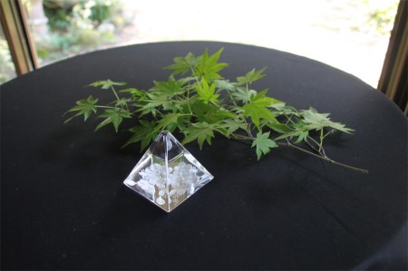 クリスタルガラス ペーパーウェイト 桜(ピラミッド型) K024073