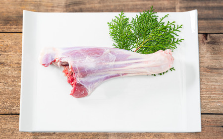 【 ジビエ 】鹿肉 骨付きスネ  600g｜サステナブル SDGs 新鮮 低カロリー ヘルシー 熟成 カツ 焼肉 シカ 小分け ジビエ食材 YZ-7