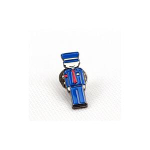 尾道市立美術館オリジナル「黒ねこ刺繍Tシャツ（赤・Ｍサイズ）＆警備員ピンバッジ」（Ｔシャツ刺繍位置：袖）