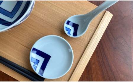 有田焼 粋な江戸紋の丼とレンゲのセット【しん窯 青花】【佐賀県陶磁器工業協同組合】食器 うつわ 器 丼ぶり 丼 レンゲ うどん ラーメン お正月 手描き 江戸紋 プレゼント ギフト 35000円 3.5万円 A35-519