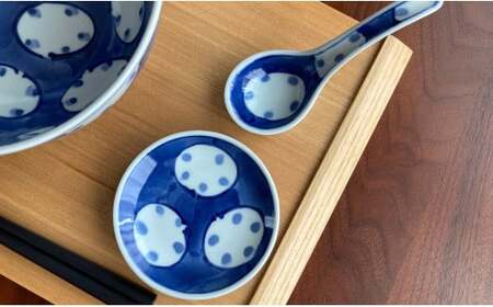 有田焼 モダンで斬新な丸紋の丼とレンゲのセット【しん窯 青花】【佐賀県陶磁器工業協同組合】食器 うつわ 器 丼ぶり 丼 レンゲ うどん ラーメン 手描き プレゼント ギフト 35000円 3.5万円 A35-520