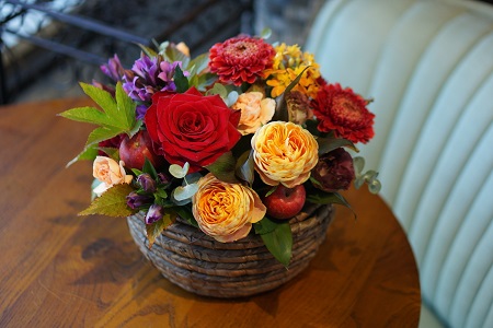 季節の生花のフラワーアレンジメント：B270-001