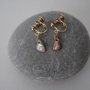 琵琶パールと池蝶貝のイヤリング（THE SHELL with BIWAPearl)