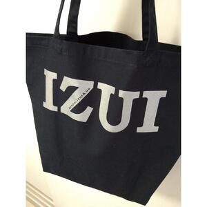 魔法の言葉「いずい」で「もちつもたれつ」IZUI トートバッグ (ブラック)