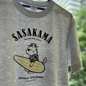仙台・宮城の観光Tシャツ　「猫と笹かま」Tシャツ  Lサイズ　［T-01］