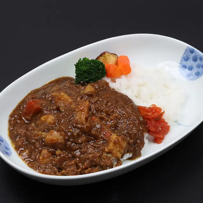 ＜レンジ対応可＞金の桜黒豚スパイシーカレーと焼き干し芋入りカレー(200g×各3袋) 【00-057-47】