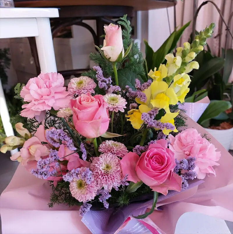 季節の生花アレンジ　Sサイズ 【 フラワー アレンジメント お花 ギフト プレゼント 贈り物 誕生日 お祝い 神奈川県 小田原市 フラワー アレンジメント】