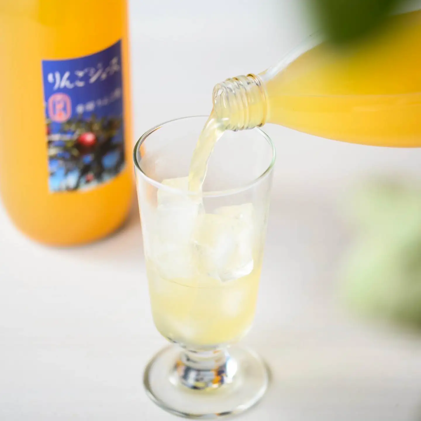 八戸産岩舘 りんご園のりんごジュース 2本セット りんご リンゴ 林檎 ジュース ドリンク リンゴジュース 1リットル×2本 合計2リットル　