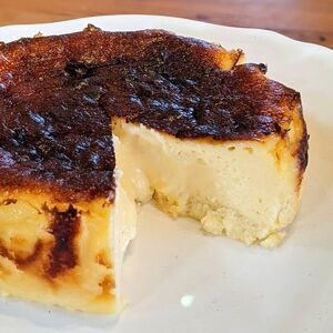 那須高原の小さなジャム屋 クリームチーズを贅沢に使った濃厚バスクチーズケーキ 1個 ｜ スイーツ チーズケーキ 人気 おやつ ケーキ 冷蔵 グルメ お土産 那須 栃木県 那須町 ※離島への配送不可〔P-317〕