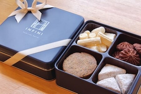 【INFINI】アソルティモン・プティ（ネイビー缶） スイーツ 洋菓子 焼き菓子 詰め合わせ サブレ メレンゲ クッキー缶 お菓子 人気 贈り物 ギフト プレゼント_0004-005-se4