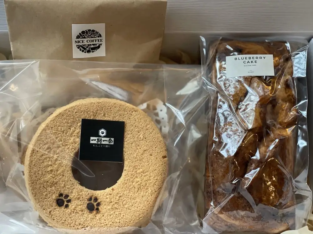 無為自然　一期一会・M（飼い主と愛犬がシェアして食べる米粉シフォンケーキ、ブルーベリーパウンドケーキ（注）＆スペシャルティコーヒー「焙煎豆（中挽き）」セット）【世田谷みやげ】コーヒー ケーキ セット デザート 米粉 グルテンフリー シフォンケーキ パウンドケーキ シェア 犬 愛犬 焙煎豆 中挽き 手作り ギフト プレゼント おやつ ティータイム 贈り物_0054-002-se5