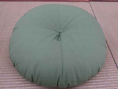  和室にも洋室にもピッタリ合う、本仕立の「もめん綿入り丸座」【CW47W】