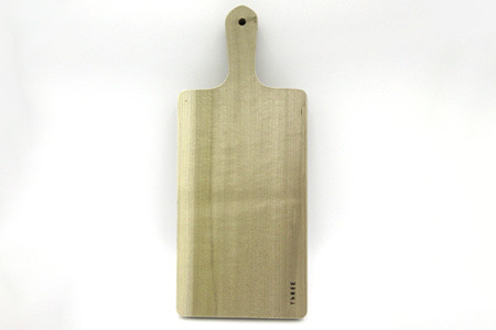 取っ手付きカッティングボード（朴） サイズ 約 横37cm×縦16.5cm×厚み2.5cm【徳島 那賀 木 朴 木目 木製 日本製 カッティングボード ボード パン 果物 スイーツ プレート 皿 まな板 キッチン用 料理 調理 調理器具 お祝い 贈物 ギフト】TR-6