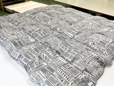 リサイクル羽毛掛布団　白州洗いのリサイクル羽毛ダウン90％使用　羽毛量1.6kg　冬掛けダブルサイズ（柄グレー系色）  [h126]