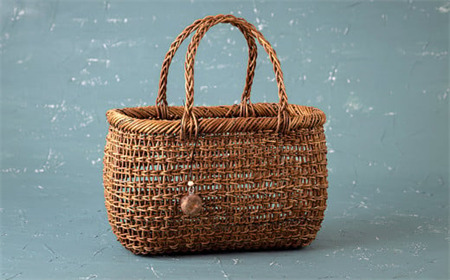 若畑創作館「あけび蔓 透かし編み籠バッグ」（中）