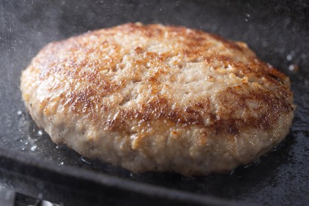北海道産 黒毛和牛 みついし牛 と ホエー豚 ハンバーグ 計700g (100g×7個)