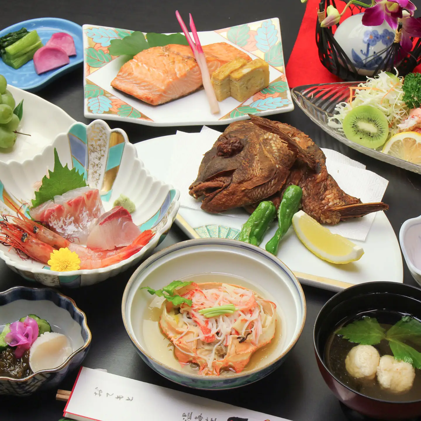 あつみ温泉　温海荘　ペア宿泊券（1泊2食付）【詣でる つかる 頂きます】（山形県鶴岡市）厳選した山海の幸・歴史浪漫×ほっとする家庭的なお宿 | 源泉かけ流し 個室食事 新鮮魚介 日本料理 地酒のお銚子一本付き  山形 庄内 東北 観光 旅行