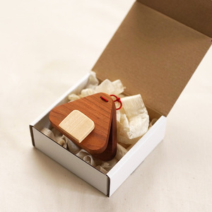 ＜数量限定＞ 地域をかじる玩具 OMUSUTANET (1個) カスタネット 国産 香川県産 ヤマザクラ おもちゃ 2歳 木製 無垢材 かわいい 赤ちゃん 幼児 乳児 子供 出産祝い プレゼント 贈り物 ギフト 工芸品【man339】【ツクシサン】