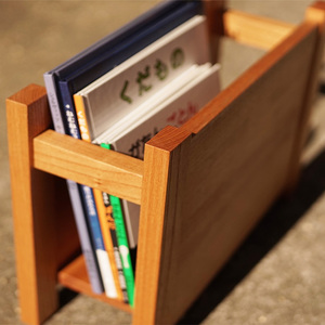 ＜数量限定＞ ツキノキシリーズ 絵本立て (1個) 国産 香川県産 ケヤキ ブックスタンド 無垢材 1歳 木製 家具 ラック 収納 インテリア 幼児 乳児 子供 出産祝い プレゼント 贈り物 ギフト 工芸品 【man342】【ツクシサン】