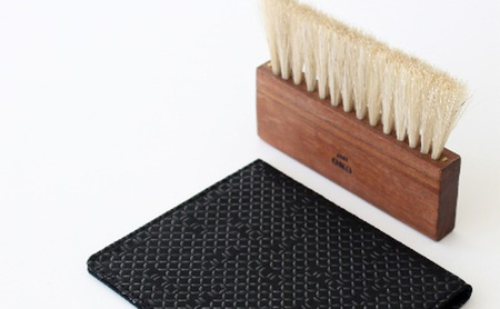 STAND BRUSH ／ 携帯用ケースつき　印伝・黒　紫　赤 ブラシ 卓上ブラシ 洋服ブラシ 馬毛 工芸品 日本製 墨田区 東京 紫