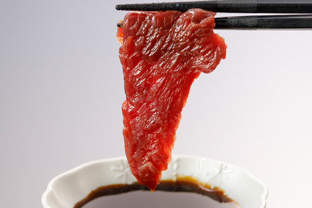【桜屋】新鮮 馬刺し 赤身 馬肉 300g 小分け  熊本肥育 熊本と畜 新鮮 馬刺し 阿蘇 熊本 専用醤油 150ml 1本付 タレ 真空パック 老舗専門店 馬刺しの桜屋 ギフト 贈答用 贈り物 記念日 冷凍