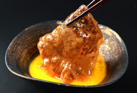 【和牛セレブ】【神戸牛すき焼き・しゃぶしゃぶスライス（ブリスケ）900g】冷凍 高級和牛 牛肉 和牛 牛 肉 神戸牛 ブリスケ 肩バラ しゃぶしゃ すき焼き 年末年始 パーティー ごちそう 和牛 国産 熱田 但馬牛 但馬 神戸  村岡 和牛セレブ 33000円 58-29