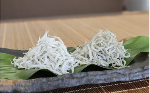詰め合わせ２色「潮彩B」siosai（釜あげしらす240g・天日干しちりめん150g） / ちりめんじゃこ シラス 由良町 海産 産地直送 お取り寄せ 小分け ギフト 贈答 和歌山【dig248-siob-2】