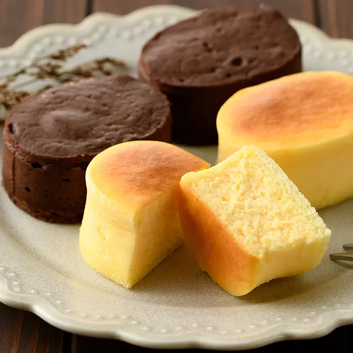 【お中元】 ふわっふわのスフレタイプのプチケーキ！＜半生ちーず 10個＞ と 濃厚で芳醇！ふんわりかるーい♪＜半生ちょこ 10個＞ の詰合せ チーズケーキ チョコケーキ 食べ比べ 冷凍 個包装 スイーツ 【00-014-13-R8OC】