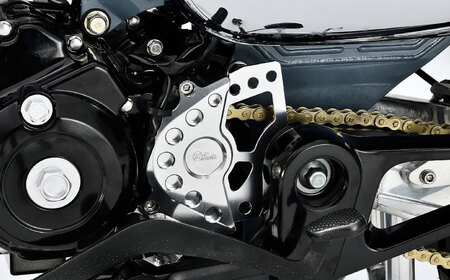 DAX125（JB04/JB06）　ビレットスプロケットガード　シルバー / カスタム バイクカスタム カスタムパーツ DAX125 スプロケット スプロケットガード シフトガイド 亀山市/有限会社ギルドデザイン [AMAA039]