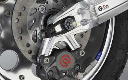 DAX125（JB04/JB06）　リアキャリパーサポート　ブレンボ2P用 / カスタム バイクカスタム カスタムパーツ ブレーキ キャリパーサポート ブレンボ対応 純正ホイール対応 亀山市/有限会社ギルドデザイン [AMAA040]