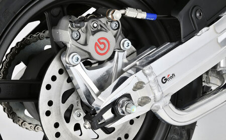GROM リアキャリパーサポート　ブレンボ2P用　タイプ2　シルバー / カスタム バイクカスタム カスタムパーツ キャリパーサポート ブレーキ GROM 亀山市/有限会社ギルドデザイン [AMAA044]