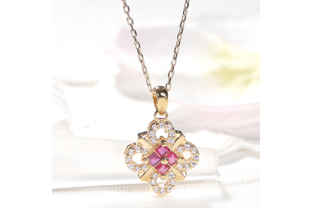 ネックレス K18YGイエローゴールド ダイヤモンド 0.15ct ルビー スクエア クローバー ペンダント 18金 菱形【f271-k18yg-ru】 [株式会社オーダーメイドジュエリーメイ 山梨県 韮崎市 20742926] アクセサリー アクセ ジュエリー