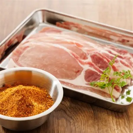 北海道産 豚肉 味付き スパイシーポーク(カレー味)50g×4枚_北海道産 豚肉 ポーク カレー味 フライパン スパイシー カレー ジョイパックチキン 一人暮らし セット おかず 小分け 冷凍 肉 絶品 人気 ヒロセ 北海道 釧路町 釧路超 特産品 _【配送不可地域：離島】【1624609】