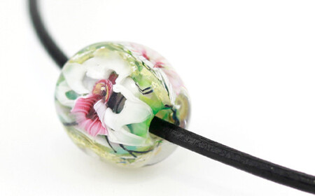【 南部花とんぼ玉 】 革ネックレス （ 緑花 ） ／ とんぼ玉 アクセサリー ネックレス 一つだけ オンリーワン 蜻蛉玉 ガラス細工 工芸品 和装 プレゼント ギフト 贈り物 誕生日 和服 かわいい 可愛い おしゃれ ファッション雑貨 キレイ きれい 綺麗 女性 彼女