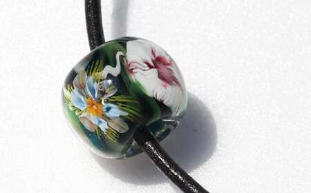 【 南部花とんぼ玉 】 革ネックレス （ 水花 ） ／ とんぼ玉 アクセサリー ネックレス 一つだけ オンリーワン 蜻蛉玉 ガラス細工 工芸品 和装 プレゼント ギフト 贈り物 誕生日 和服 かわいい 可愛い おしゃれ ファッション雑貨 キレイ きれい 綺麗 女性 彼女