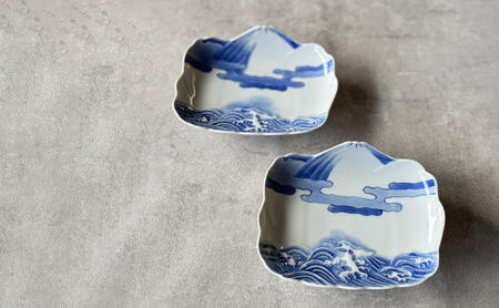 有田焼 染付霊峰富士に波濤文 小向付 2枚セット【有田焼 花伝作】食器 器 うつわ 皿 和皿 小皿 取皿 2枚 セット 富士山 富士 縁起物 染付 青  手描き 電子レンジ対応 A35-350