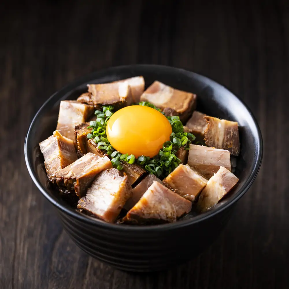 チャーシュー丼にすると絶品のつくだ煮屋のたまりチャーシュー１個と、ごはんに合うつくだ煮屋の手羽先セット１パック 【チャーシュー丼 丼ぶり どんぶり 豚肉 ぶた たまり醤油   醤油 鶏肉 とり肉 こだわり ごはんのお供 おかず おつまみ 晩酌 三重県 四日市市 ふるさと納税】