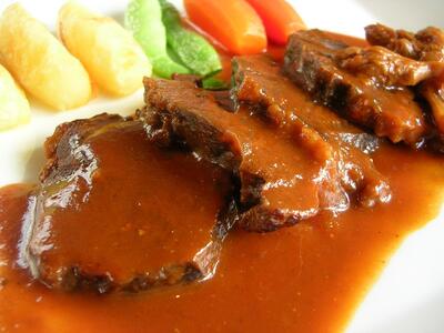 タンに似た食感！１頭から「わずか」しかとれないとっても貴重なお肉『牛ホホ肉のブラウンシチュー』2人前 プティパン2個付き